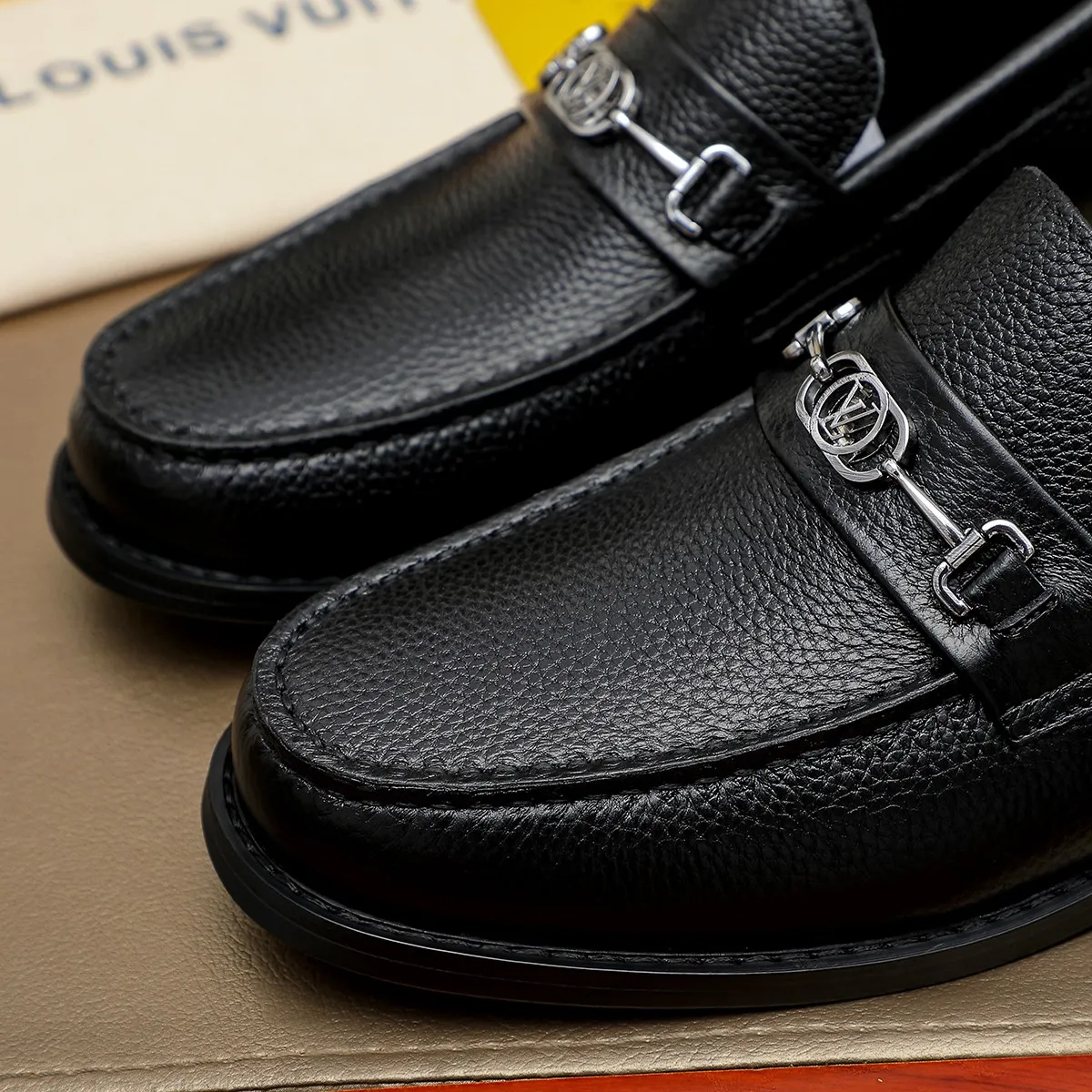 Men's shoes 460 💰 Louis Vuitton LV ® 🆕 model 🔛 full shoe counter, first layer cowhide, 🐂leather lining casual shoes for men, super soft outsole, a must-have for driving. Synchronized with the counter, original first layer cowhide, completely 1:1 mold customization 🌹 top version, color optional! Number: 38-44 (45.46 customized)